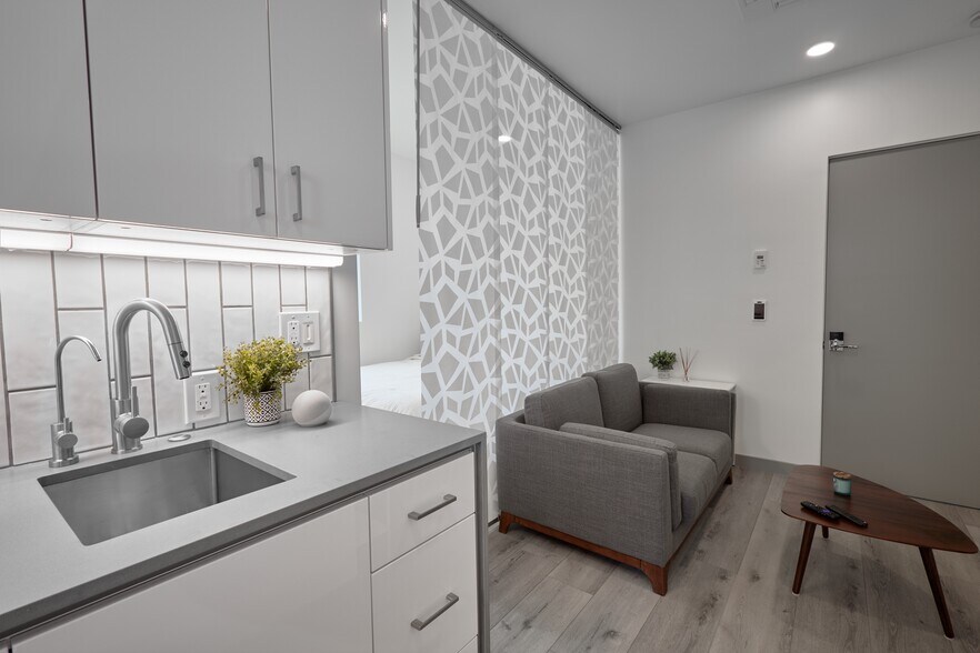 Building Photo - 2929 S La Brea Ave