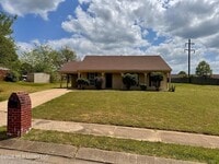 Building Photo - 10515 Oak Leaf Dr