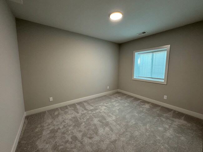 Building Photo - 1613 SW Hedgewood Ln