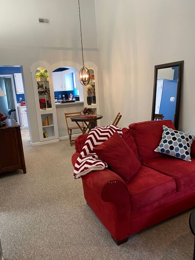 Building Photo - 2 bedroom 1.5 bath Condo