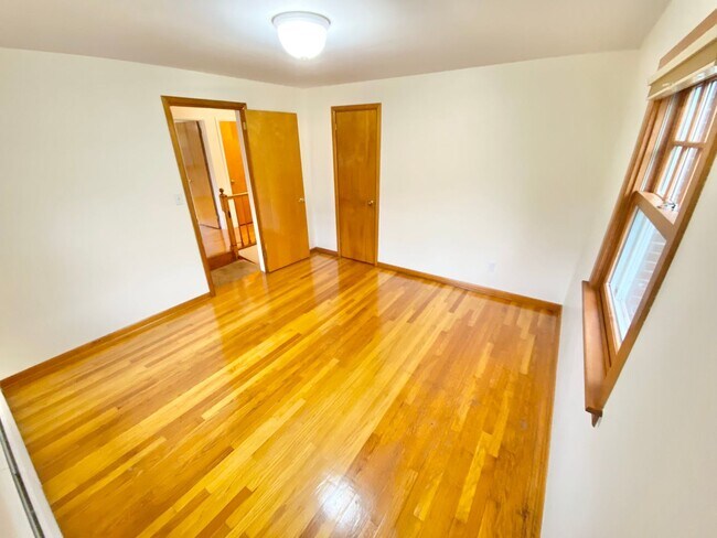 Building Photo - 4 Bedroom Home in Burlington VT Available ...