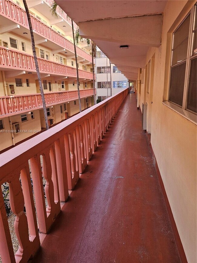 Building Photo - 215 SE 3rd Ave