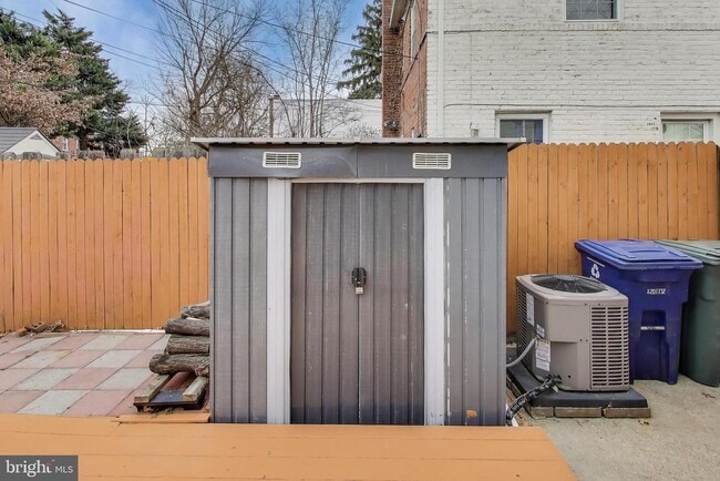 Building Photo - 903 S Irving St