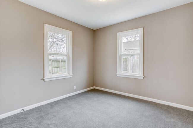 Building Photo - Updated 2 Bed, 1 Bath