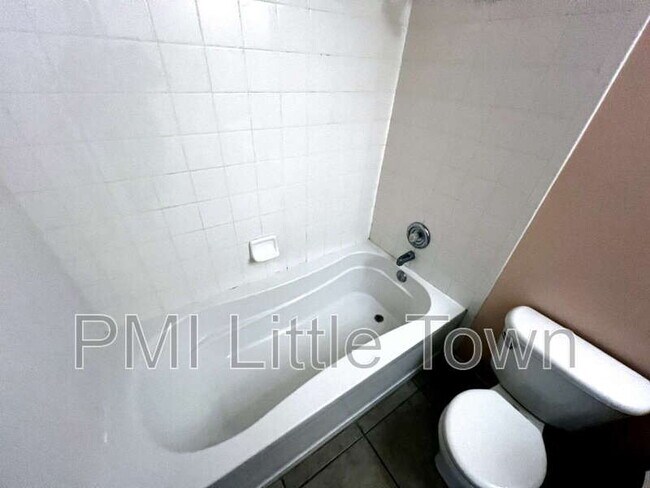 Building Photo - 5677 S Park Pl