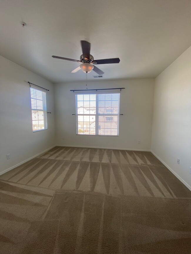 Building Photo - MOVE IN READY 2 Bed 2 Bath Unit with Patio