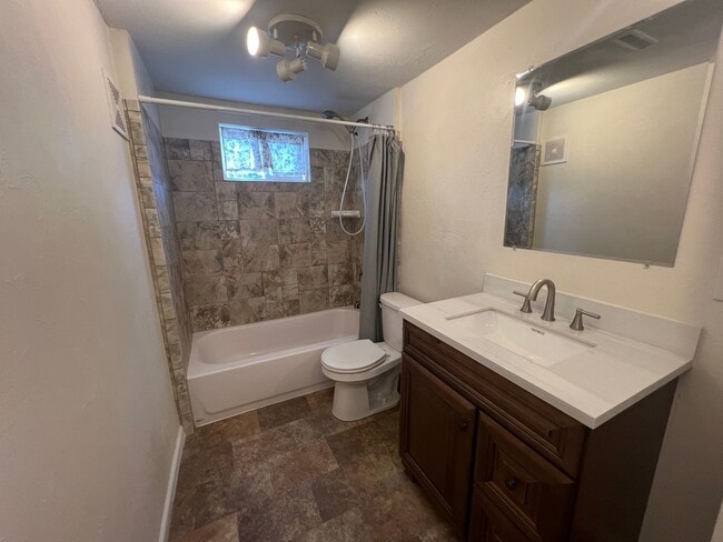 Building Photo - Blocks to the Ferry, Shipyard, Manette & More! 2 BR Available in DT Bremerton!