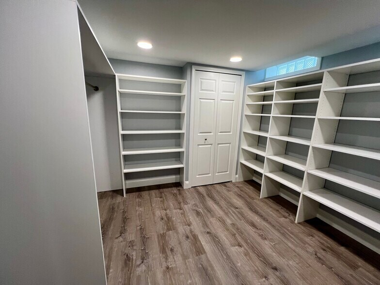 Building Photo - 9768 Lincoln Ct