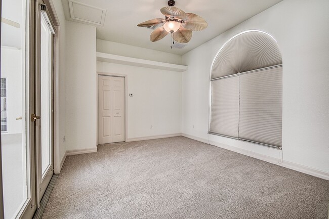 Building Photo - Beautiful 4/3/3 on a private 1 acre lot.