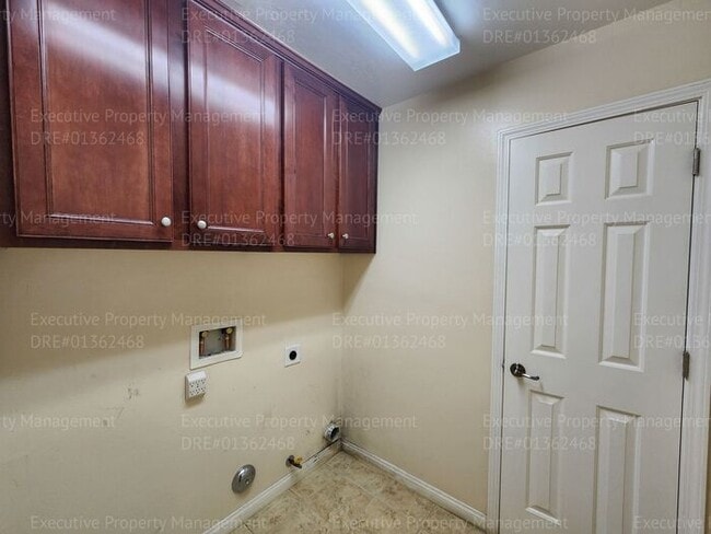 Building Photo - Spacious 4 bedroom 2 bathroom home located in the Ashton Falls community