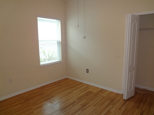 Building Photo - Beautiful 3BR Home in Mallory Square, Lawn Care Included