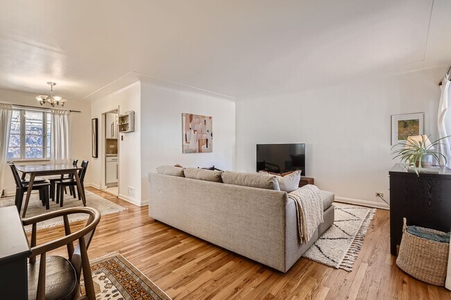 Building Photo - Fantastic 2 bedroom Remolded Ranch in Mayf...