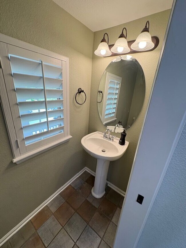 Building Photo - Wow - Lowry Stunner!  4 bed, 3.5 Bath, Fin...