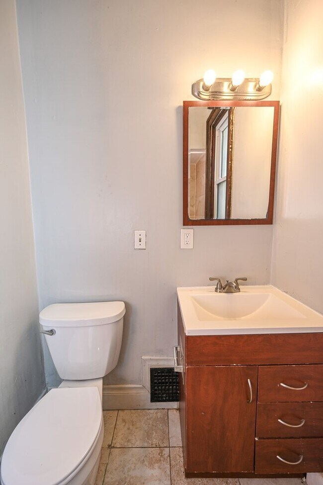 Building Photo - 2125 W Clifton Ave