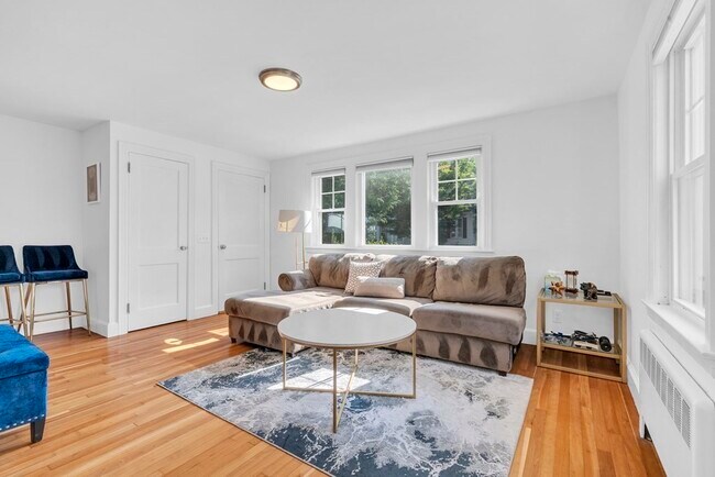 Building Photo - 907 Adams St