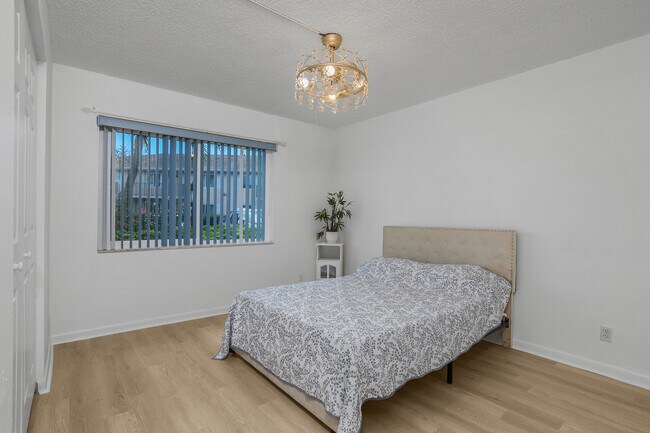 Building Photo - 190 Palm Dr