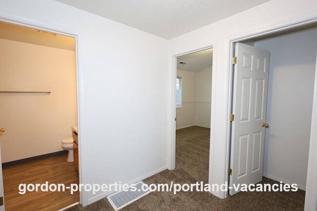 Building Photo - SE 73rd Ave - 3 bedroom townhouse in Mt Scott-Arleta neighborhood