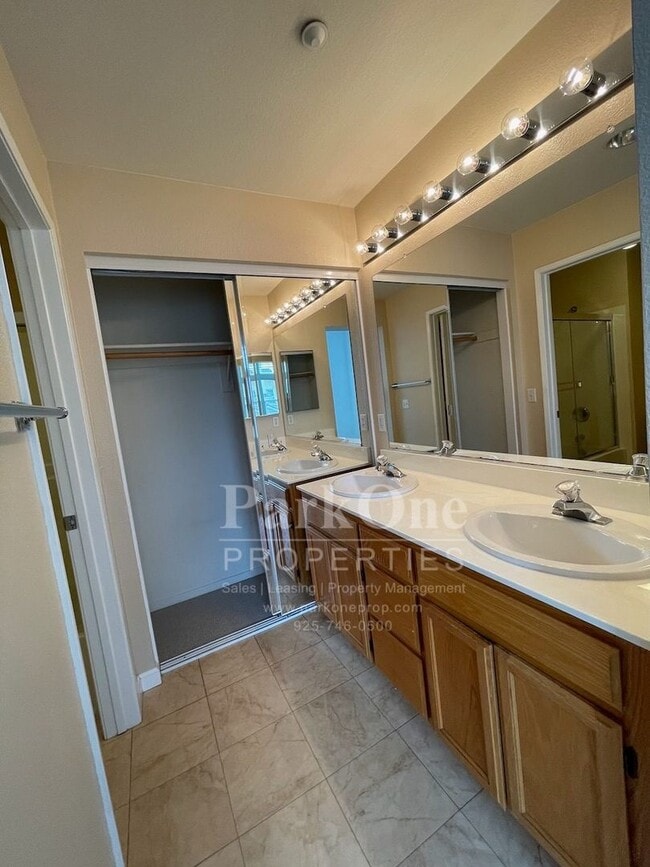 Building Photo - Great Townhouse in Livermore Available Now!