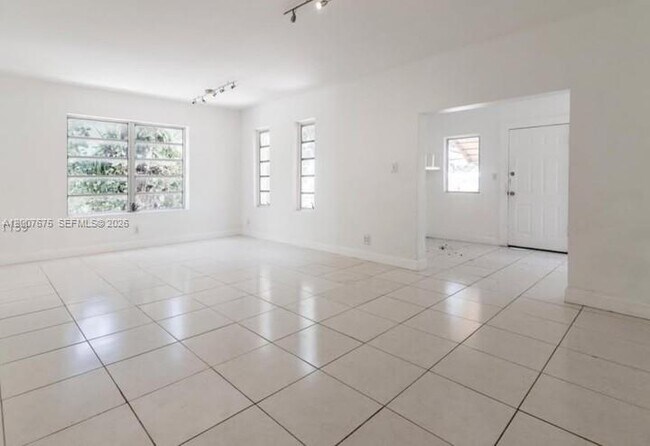 Building Photo - 305 NE 2nd Ave