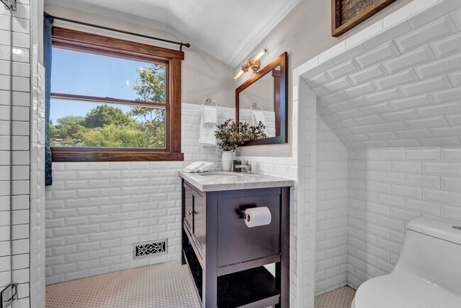 Building Photo - Charming Modern Industrial Fully Furnished Home for Lease