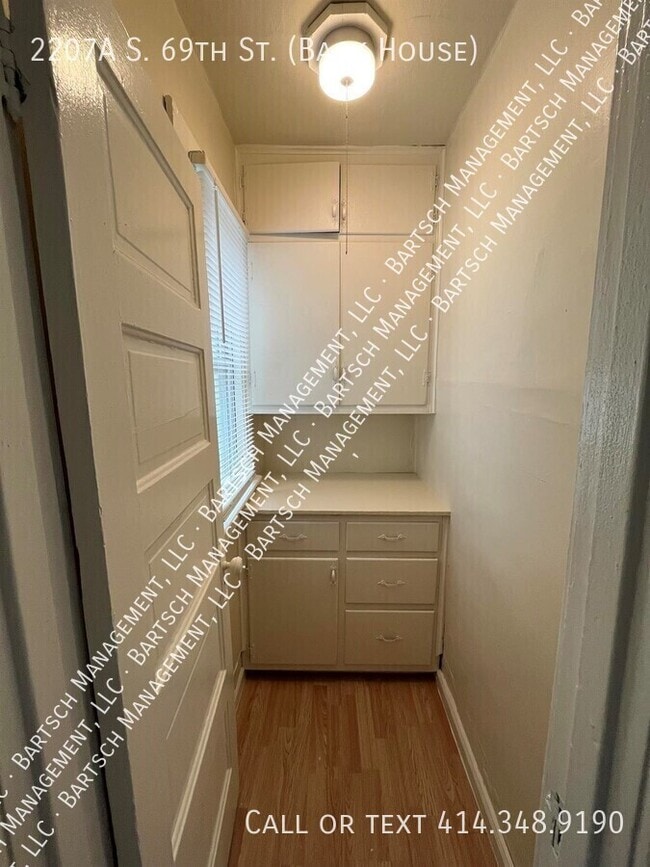 Building Photo - 2207 S 69th St