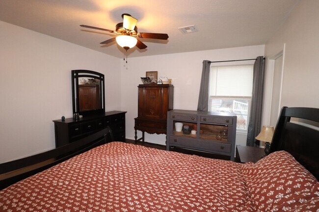 Building Photo - Spacious Home for Rent!