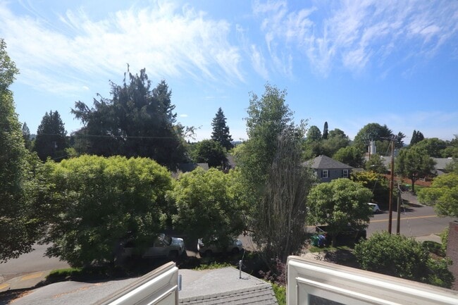 Building Photo - Spacious upper 3-bedroom unit with 2 full ...
