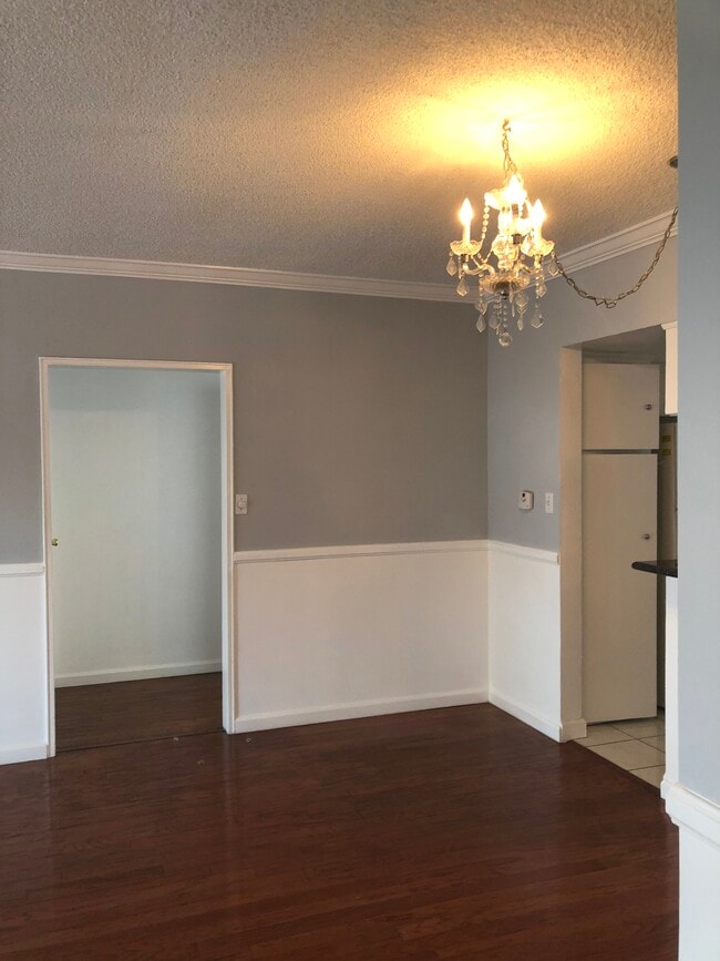 Formal Dining - 1114 N Harper Ave
