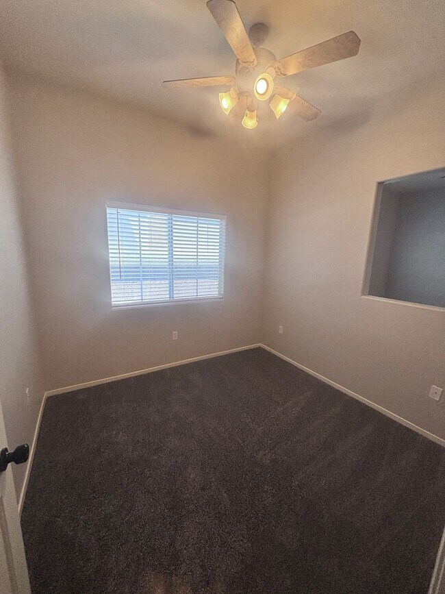 Building Photo - 2 Bed + Den/ 2 Bath 2nd floor condo in Gat...