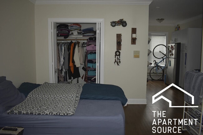 Building Photo - 3817 N Greenview Ave