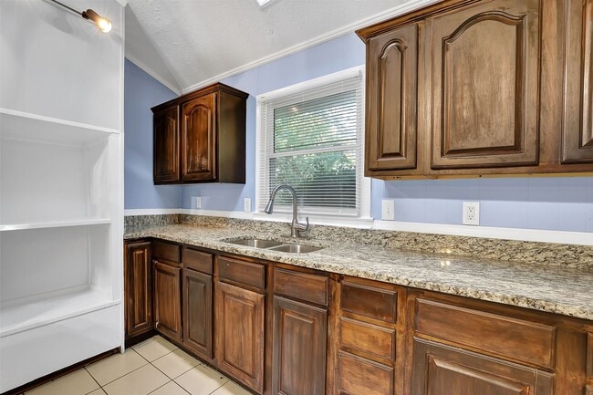 Building Photo - Beautiful, Newly Renovated 5 Bed 2 Bath si...