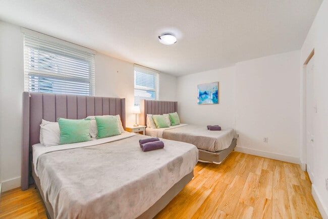 Building Photo - 1 SE 12th St