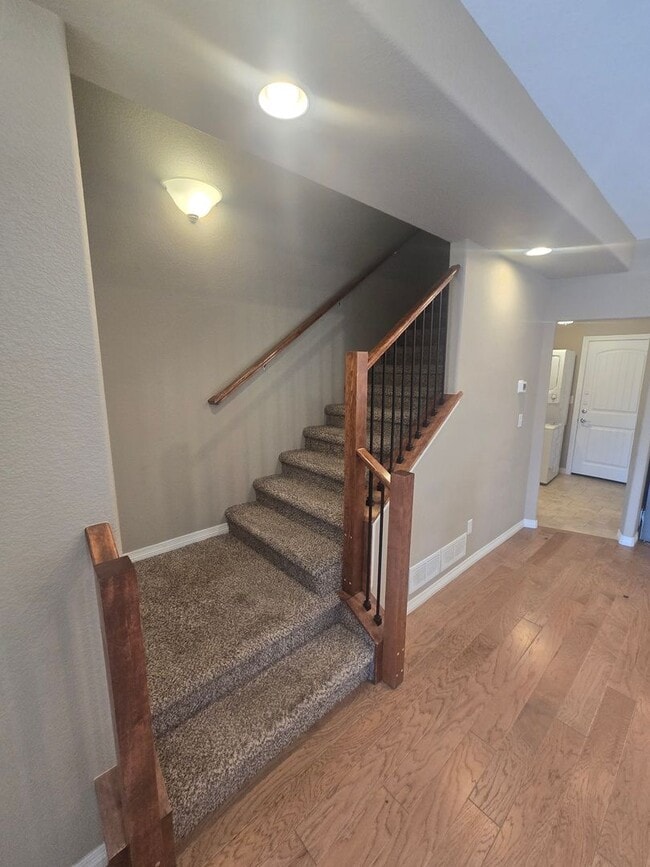 Building Photo - 2421 Ridge Top Dr