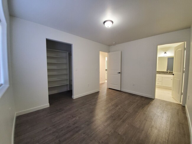 Building Photo - 1125 W Ivy Ave
