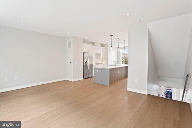 Building Photo - 203 Montgomery St