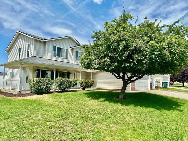 Building Photo - Newly Renovated Expansive Multi story 4 be...