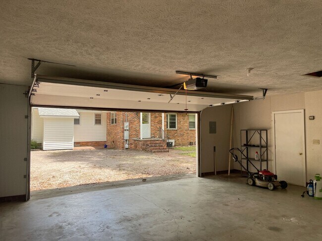 Building Photo - 106 Silver Bluff Rd
