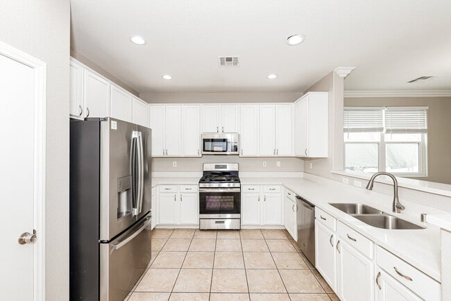 Building Photo - 724 Beechwheat Way