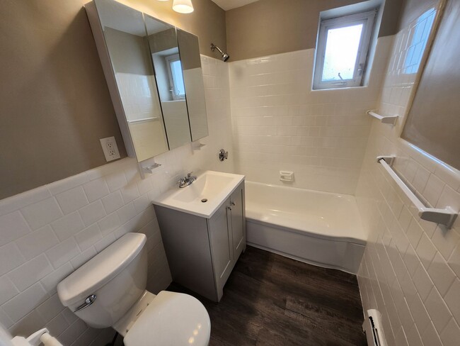 Building Photo - Renovated First Floor 1 Bd 1 Bath with Oce...