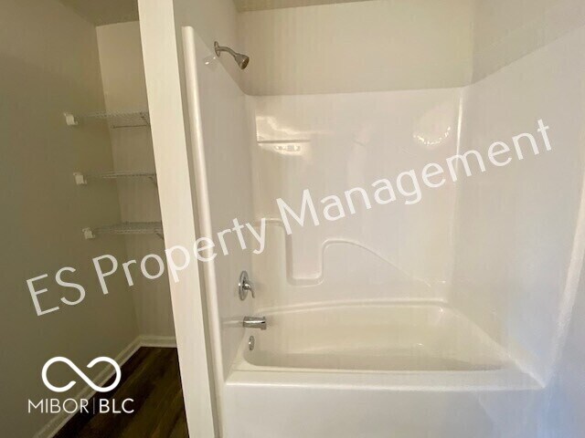 Building Photo - 2608 W Kings Cyn Dr