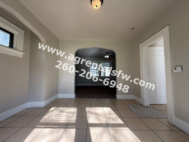 Building Photo - 2 Bedroom House