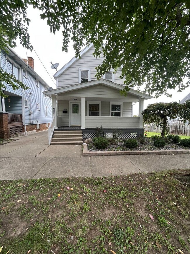 Building Photo - Old Brooklyn Area - 3 Bedroom Single Famil...