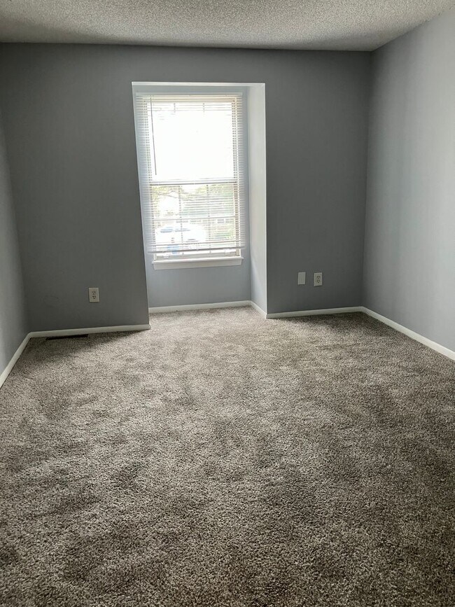 Building Photo - Coming Soon! Charming Townhome South Aurora