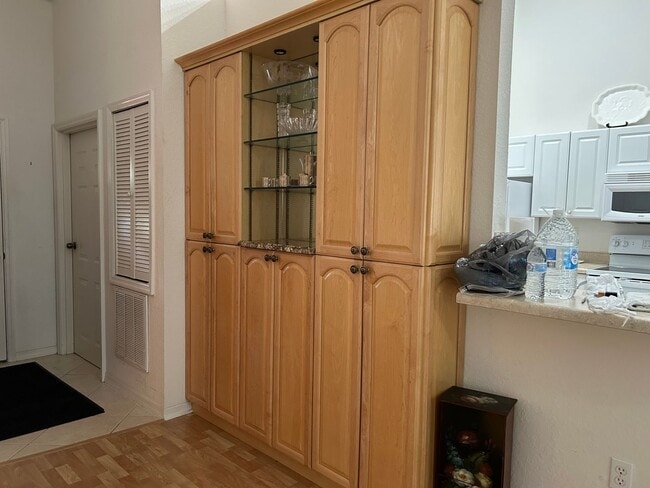 Building Photo - Charming 2 bedroom/ 2 bath condo