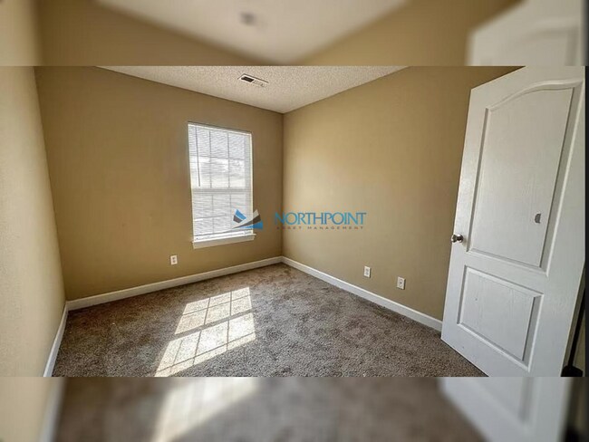 Building Photo - Fantastic 3BR 2.5 BA Home w/ Granite + Garage in Blue Springs