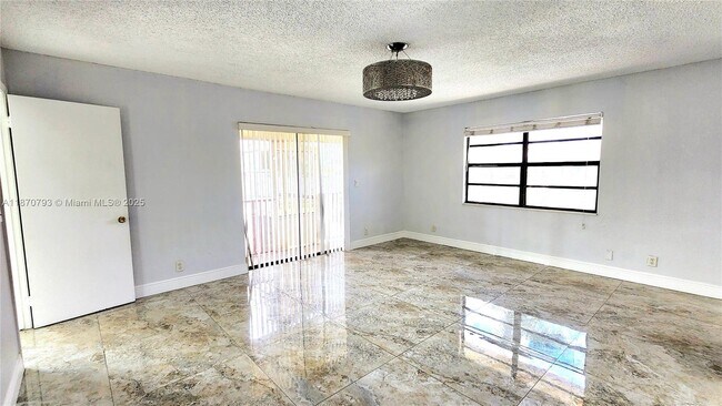 Building Photo - 513 S Ocean Dr