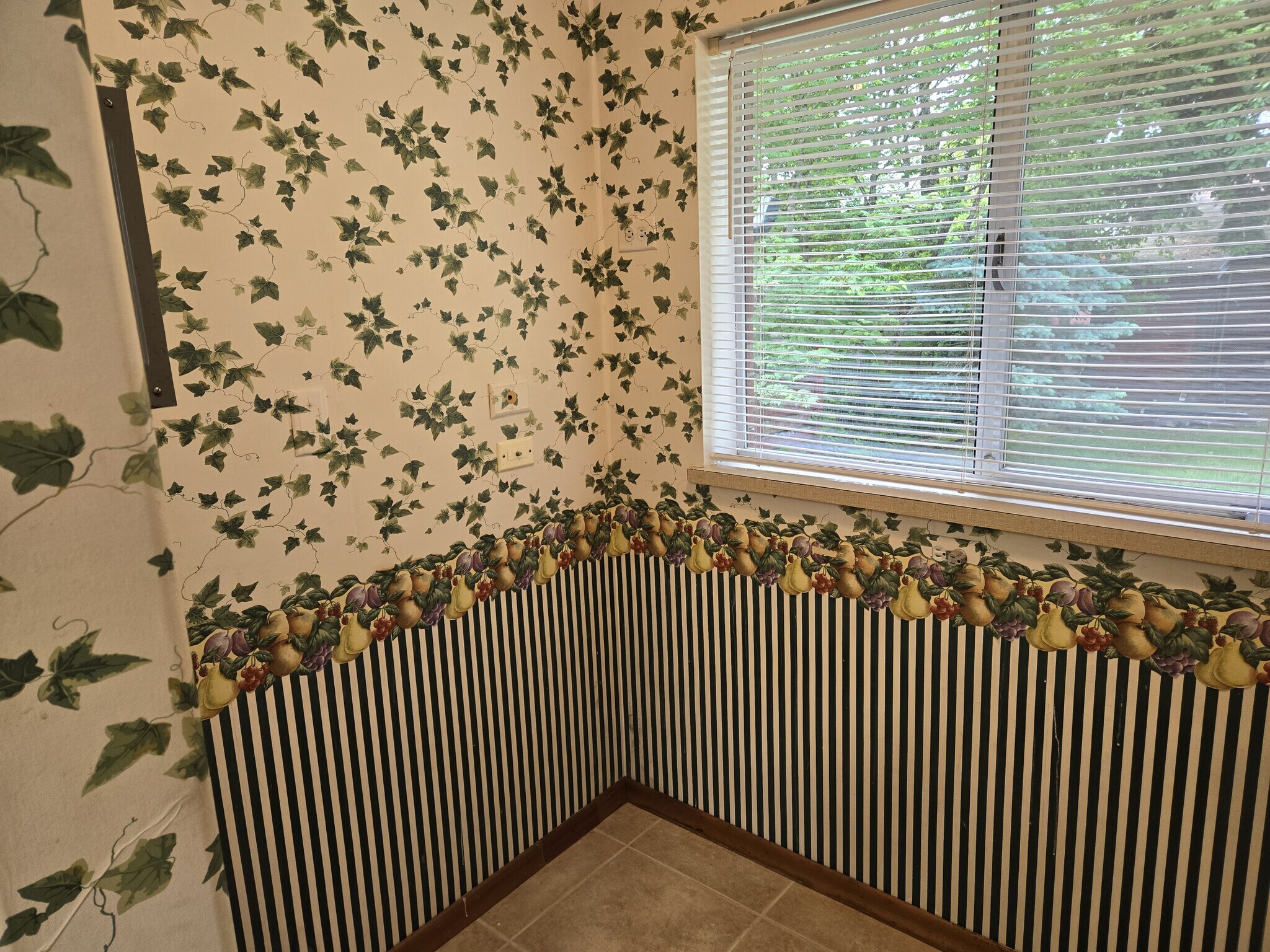 Window to Garden - 4005 N 24th St