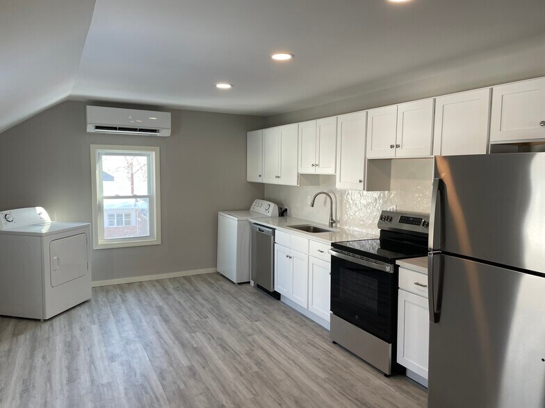 Building Photo - 38 Gerrard Ave