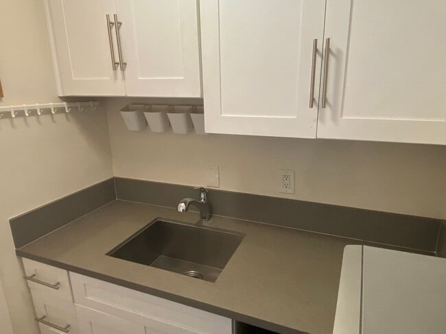 Building Photo - 3047.5 Macaulay St