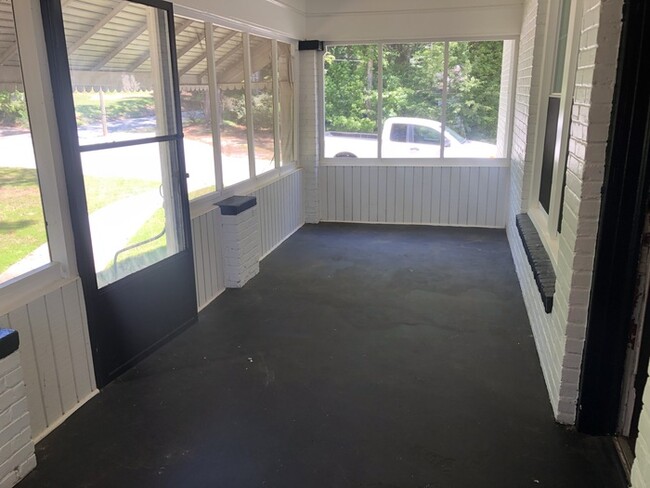 Building Photo - Great Location ! Spacious Backyard!